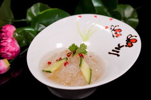 香辣鸭架与海蜇 中国菜系中的香醇与清爽