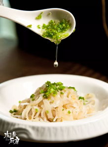 夏日清爽之选 大厨教你做葱油海蜇配萝卜